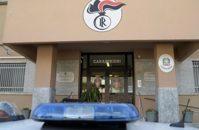 Per rubare 5 euro tirano fuori un coltello: due minori fermati dai Carabinieri