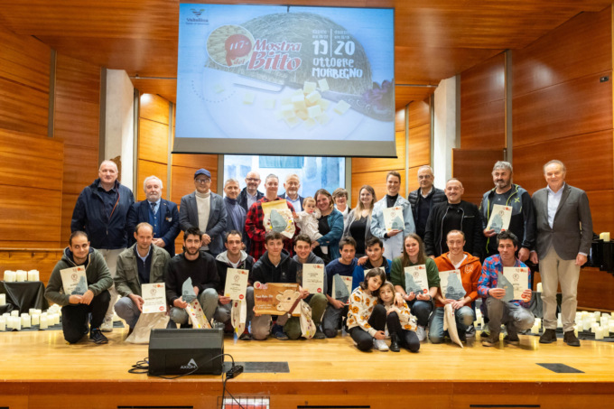 Mostra del Bitto 2024: la Grigio Alpina di Dazio vince il premio per il miglior Bitto dell’anno, ecco gli altri premiati