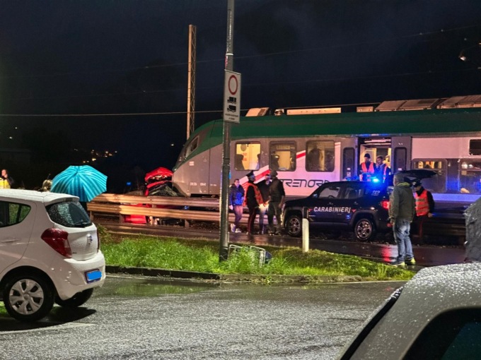 Auto travolta dal treno a Villa: cagnolina muore stritolata