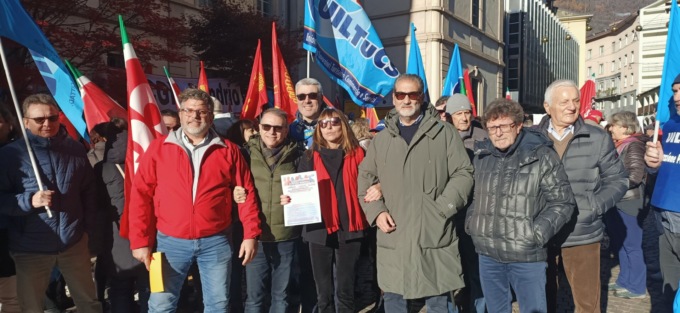 Sciopero generale, presidio davanti alla Prefettura a Sondrio