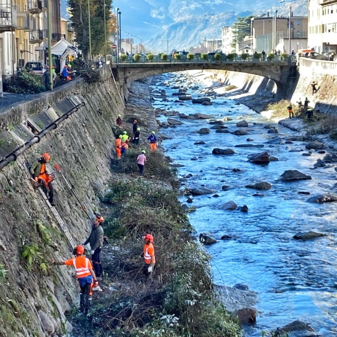 90 volontari provenienti da tutta la Valtellina della Protezione civile per ripulire l’Adda