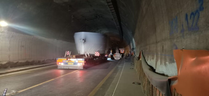 Statale 36 bloccata per un’ora, trasporto eccezionale incastrato in galleria