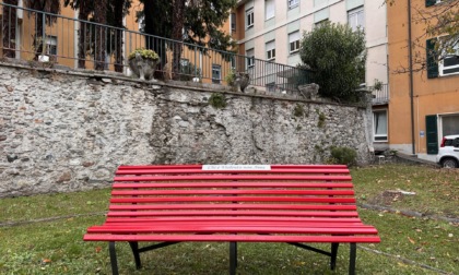 Violenza di genere: installata una panchina rossa a Chiavenna