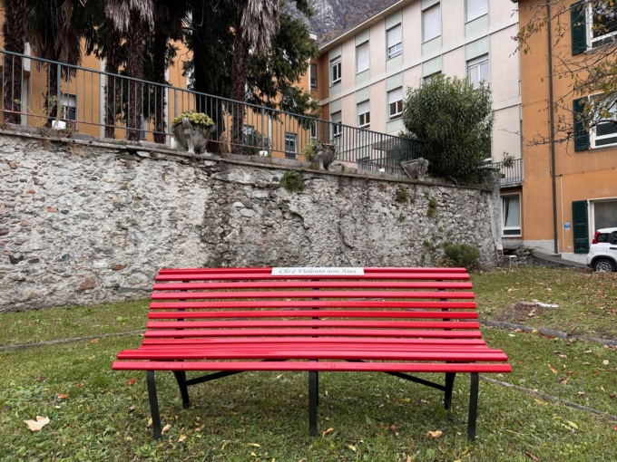 Violenza di genere: installata una panchina rossa a Chiavenna