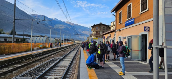 Disservizio alla Wine Trail: il treno salta la fermata di Chiuro, disappunto per i corridori della 21km