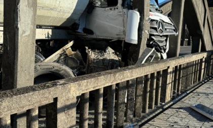 Schianto sul Ponte del Passo, Statale 340 chiusa e Alto Lago isolato