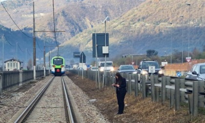 Tragedia sui binari, uomo muore travolto dal treno