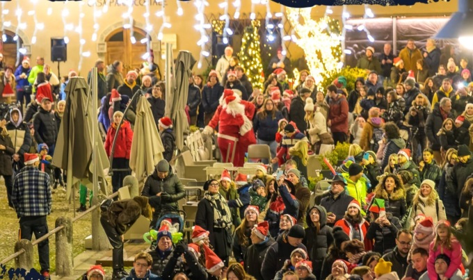 Auguri di Natale in piazza per l’amministrazione tiranese
