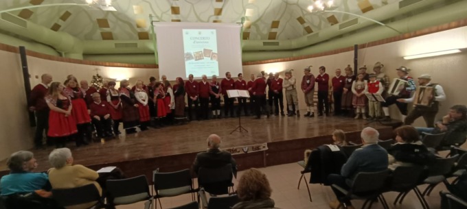 Coro Gambuer e Aprica Folk insieme sul palco