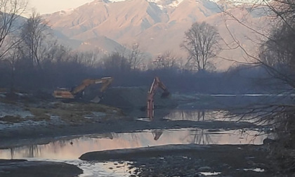 Escavatore si ribalta nel fiume Adda, muore imprenditore di Traona