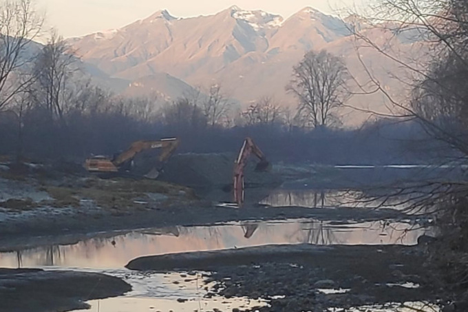 Escavatore si ribalta nel fiume Adda, muore imprenditore di Traona