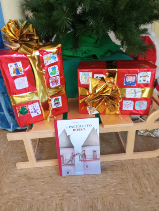 Al Giardino d’Infanzia gli auguri col pacco rosso