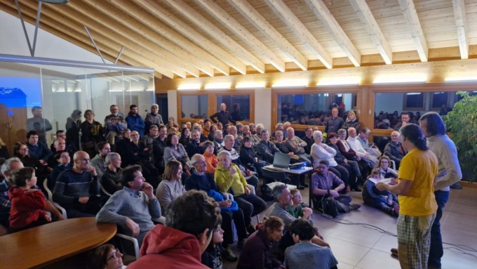Successo a Postalesio per la serata con Oreste Forno: racconti, video e un messaggio per l’Alpe Colina