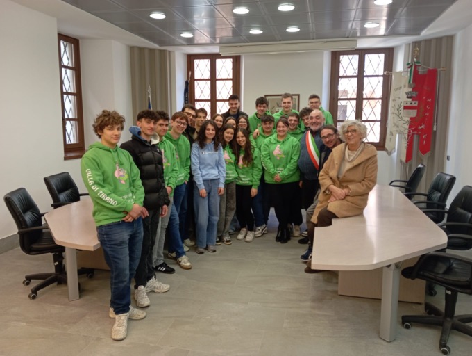 Anche a Villa la Costituzione donata ai neo maggiorenni