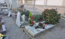 Tombe profanate al cimitero di Cologna