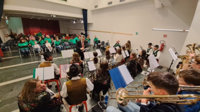 Auguri in musica per 250 persone grazie al gruppo Socializziamo