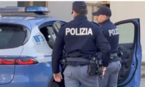 Litiga con la compagna e assale i poliziotti: fermato con taser e arrestato