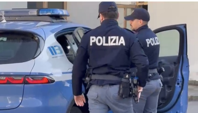 Litiga con la compagna e assale i poliziotti: fermato con taser e arrestato