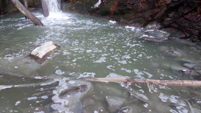La fogna continua a finire nel torrente