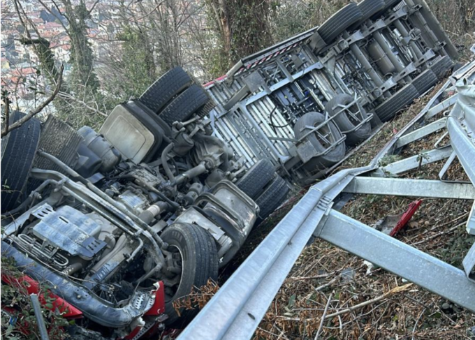 Camionista muore ribaltandosi con il camion sulla Statale 36