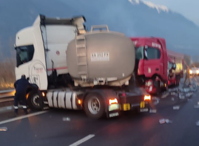 Tamponamento tra due Camion sulla Statale 38