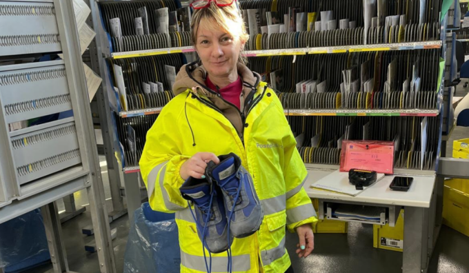 Le scarpe dei portalettere di Sondrio riciclate per pavimentare le aree gioco dei bambini