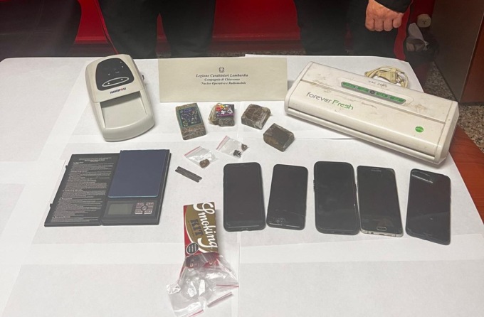 Aggredisce i Carabinieri per non farsi trovare con la droga, arrestato