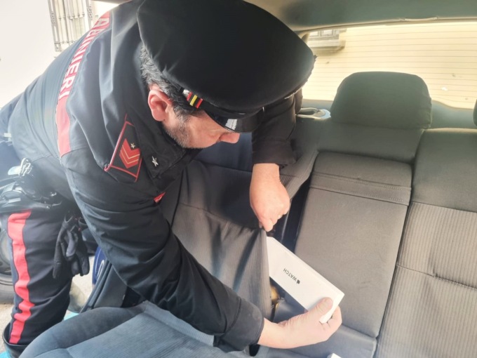 Rubano degli smartphone all’Iperal di Sondalo, tre giovani arrestati durante la fuga in auto