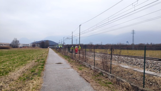 Tragedia sui binari, donna travolta e uccisa dal treno
