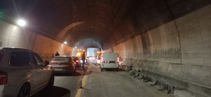 Monte Piazzo, ennesimo trasporto eccezionale incastrato in galleria: automobilisti furiosi