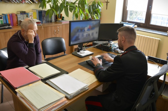Si finge maresciallo dei Carabinieri per truffare un anziano