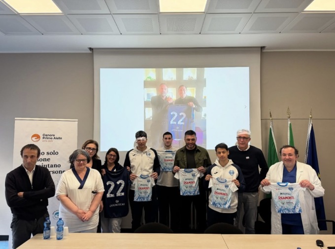 Nuova Sondrio Calcio con Cancro Primo Aiuto per l’acquisto di un mammografo 3D e dona magliette bianco-azzurre ai neonati