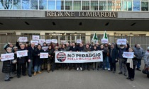 Milano-Meda a pagamento, c'è la protesta del PD fuori e dentro il Consiglio regionale