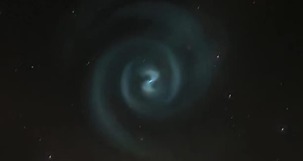 Misteriosa spirale luminosa nei cieli ma gli alieni della Valmalenco non c’entrano