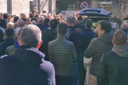 Bellano stretta nel dolore per i funerali di Ivan Mezzera