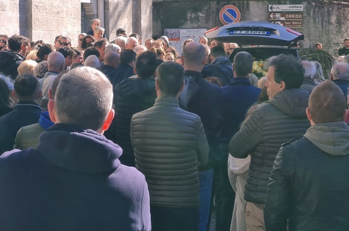 Bellano stretta nel dolore per i funerali di Ivan Mezzera