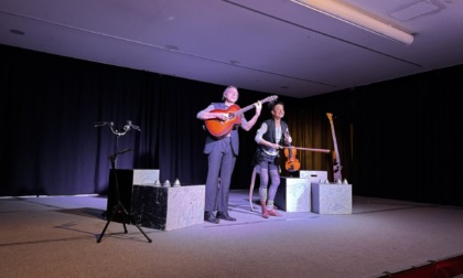 Musica e comicità per riflettere sulla modernità