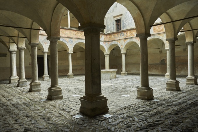 Apre a Palazzo Besta la mostra “Valtellina. Il senso del vino”: un viaggio multisensoriale nel cuore della cultura vitivinicola