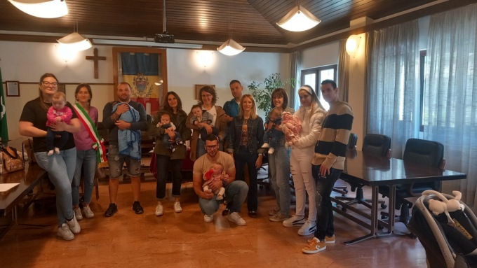 Sondalo dà il benvenuto ai nuovi nati con un dono speciale e un augurio di comunità