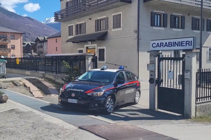 Su auto rubata tenta di investire i carabinieri, arrestato