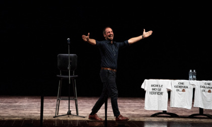 Filippo Caccamo torna a teatro con Le Filippiche – Atto Finale: risate garantite oltre la scuola