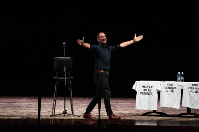 Filippo Caccamo torna a teatro con Le Filippiche – Atto Finale: risate garantite oltre la scuola