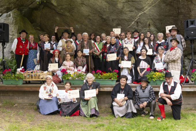 Rassegna Mandamentale dei Costumi Tradizionali: un successo ieri in Val Masino per la grande festa del folklore locale