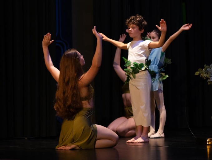 L’arte dolce della danza regala la magia della celebrazione della natura