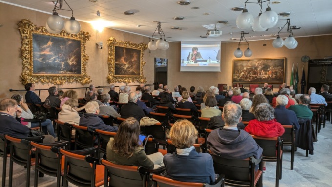 Emozione e coincidenze provvidenziali: l’“Habemus Papam” di Leone XIV chiude la presentazione del volume su don Giussani