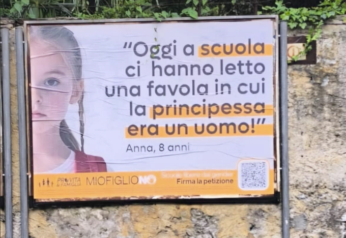 Valtellina Arcobaleno chiede la rimozione di un cartellone: “Non è libertà di espressione, è violenza simbolica”
