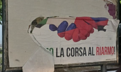 Manifesto contro la corsa al riarmo strappato: scatta la denuncia