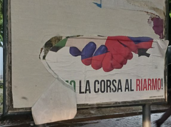 Manifesto contro la corsa al riarmo strappato: scatta la denuncia