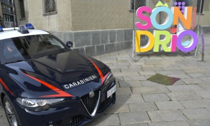 Prima maltratta il proprio cane poi va contro i Carabinieri: Rissa in piazza Garibaldi