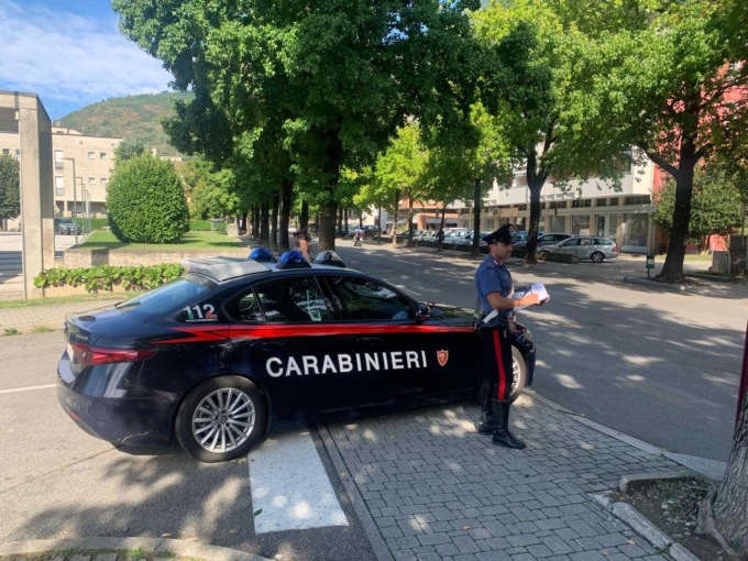 Ruba al Decathlon e scappa: preso da un carabiniere fuori servizio